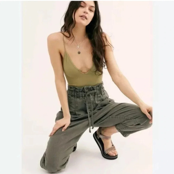 Free People Margate pleated paperbag waist Trouser Pant olive green large - Picture 8 of 8